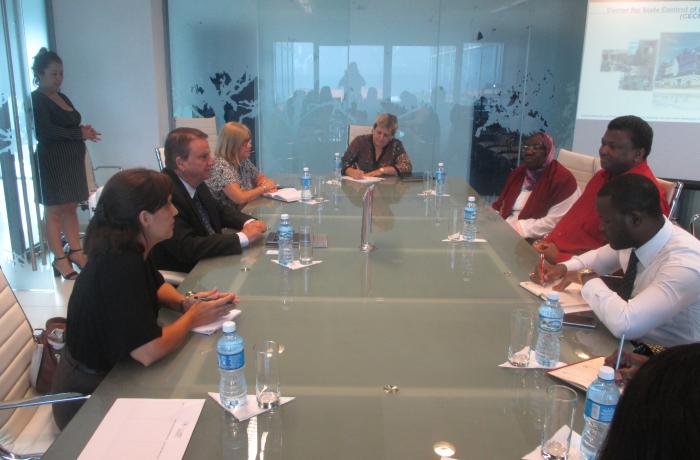 Visita al CECMED el Ministro de salud de Gambia