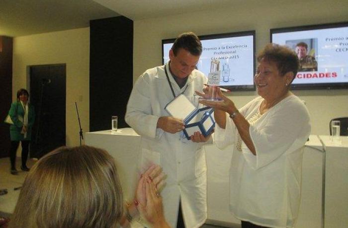 Premio a la Excelencia Profesional CECMED.