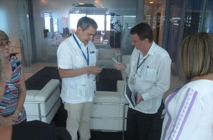 Visita al CECMED el Dr. José Moya